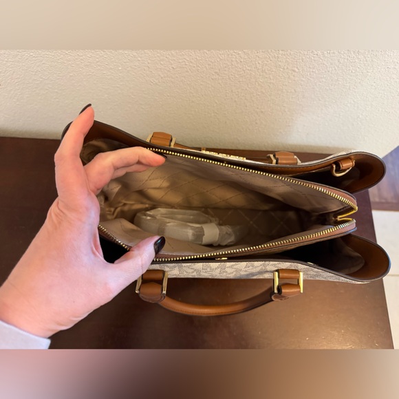 Michael Kors Savannah Large Satchel Cream and Brown Signature Tote - Picture 5 of 10